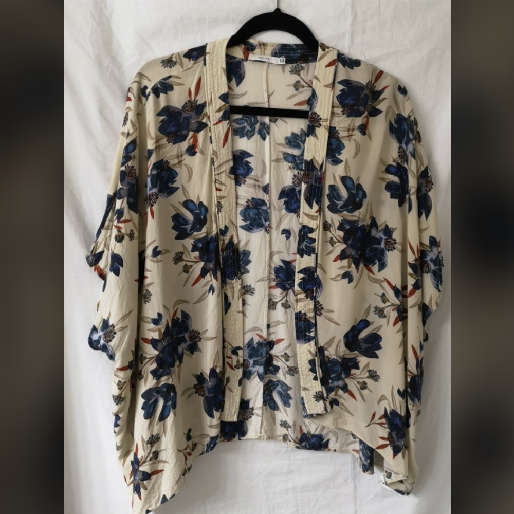 Aritzia Talula floral kimono